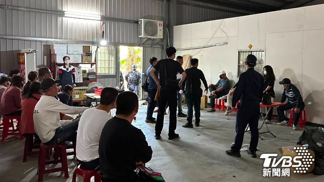 陳姓主持人為躲避警方追緝，竟租賃停車專用的鐵皮屋作為聚賭場所。 （圖／TVBS）