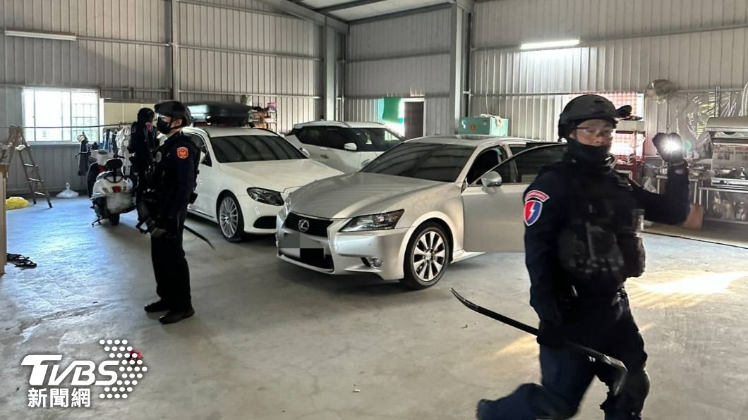 警方一舉將陳男與賭客等人移送法辦，迎進派出所過新年。（圖／TVBS）