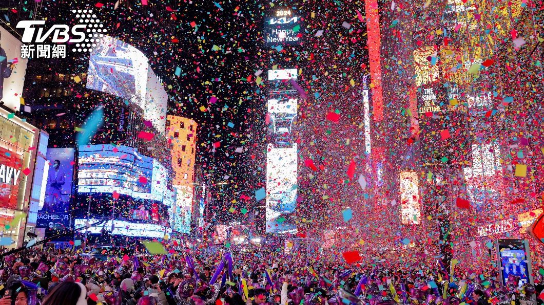 紐約時報廣場水晶球跨年迎2024 民眾穿尿布備戰百萬人到場狂歡