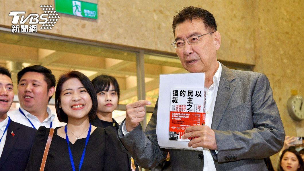 趙少康帶這本書嗆蔡英文「民主獨裁」 賀瓏現身助陣辯論