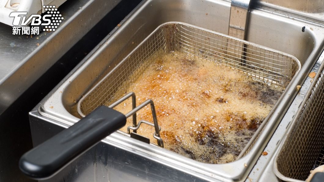 老婆被麥當勞同事惹怒　美牧師竟衝店內壓他的頭「下油鍋」