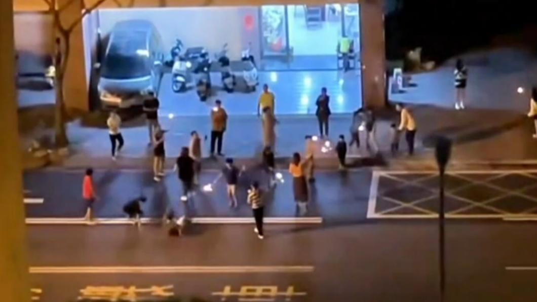 跨年脫序!台中年輕男女大馬路玩仙女棒 還躺車道「仰臥起坐」