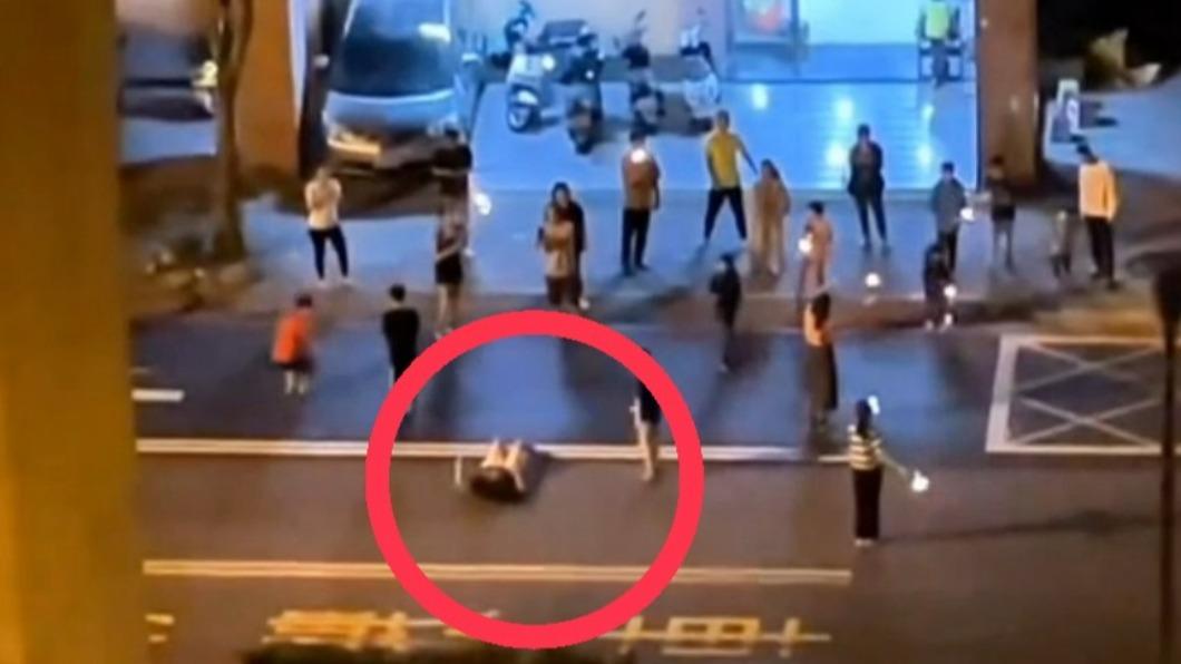 還有男子直接在慢車道上仰臥起坐,離譜行徑全被拍下。(圖/翻攝自爆料公社)