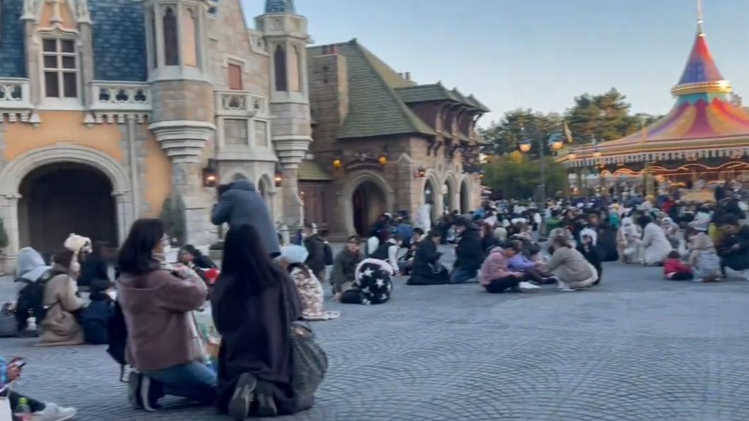 石川強震街道狂晃!迪士尼遊客嚇壞原地蹲下 海嘯抵達岸邊