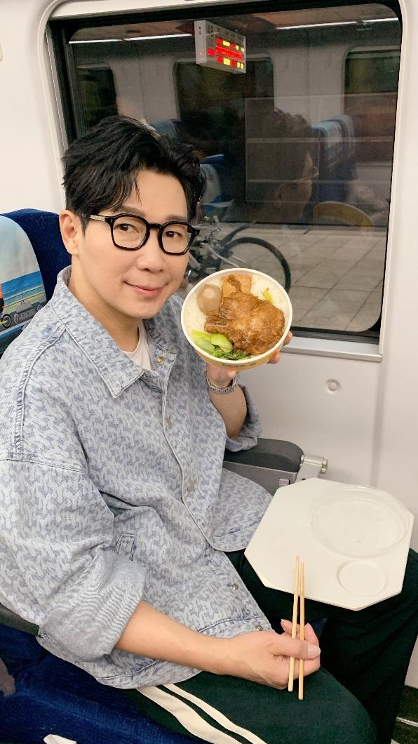 品冠在火車上吃經典懷舊鐵路便當作為晚餐填飽肚子。(圖/三立電視台提供)