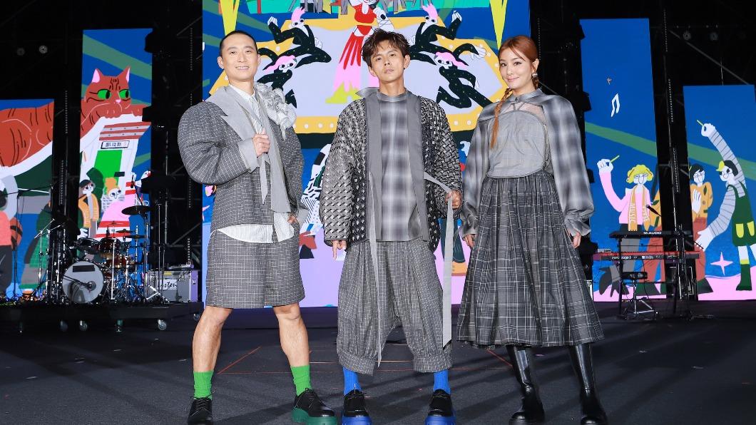 浩子（左起）、阿翔和莎莎主持高雄跨年。（圖／民視提供）