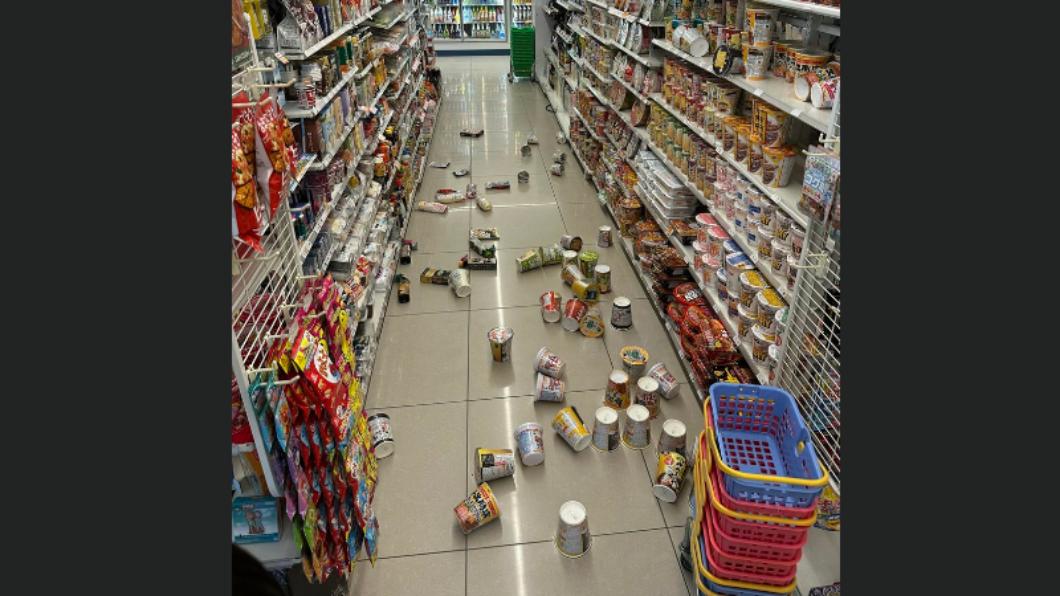 福井縣一家便利商店,貨架上的泡麵等商品全部灑在地板上。(圖/翻攝自@calm_2020Y推特)