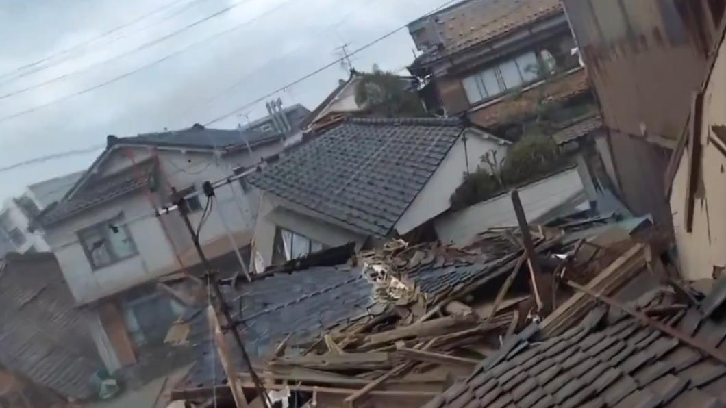 地震強烈搖晃後，石川縣的房屋倒塌。（圖／翻攝自@bakusai_com推特）