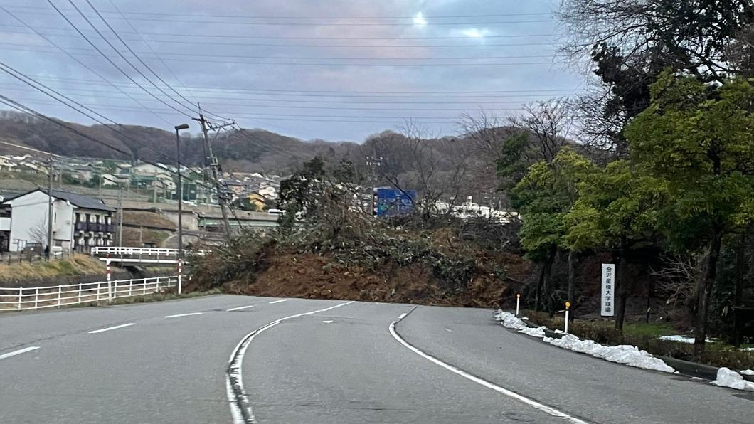 金澤市的道路也被土石堵住。(圖/翻攝自@164us推特)