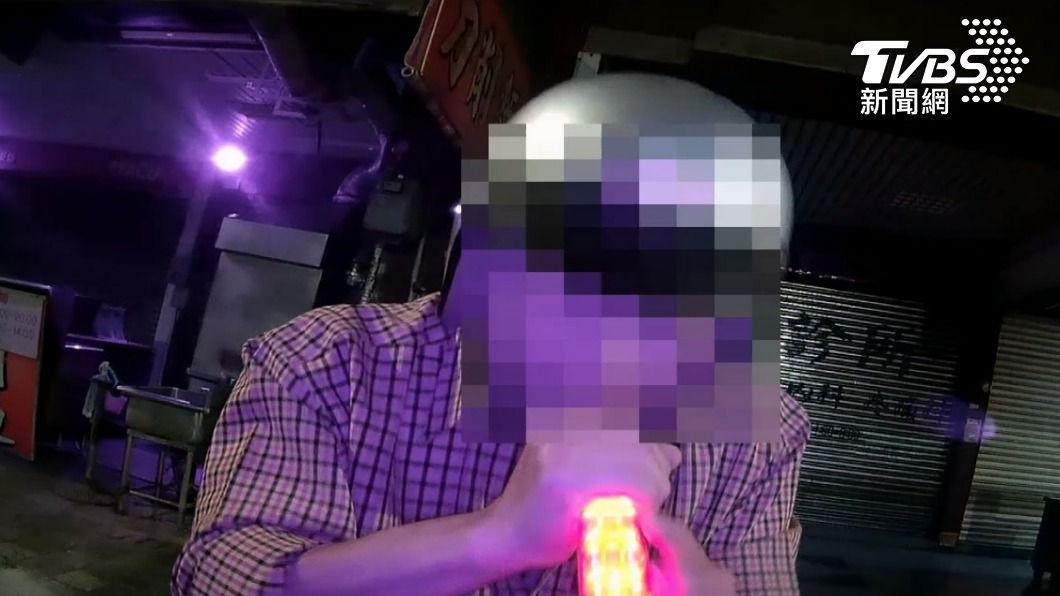 吳男最終逃不過酒測，愛妻的宵夜也送不回去了。（圖／TVBS）