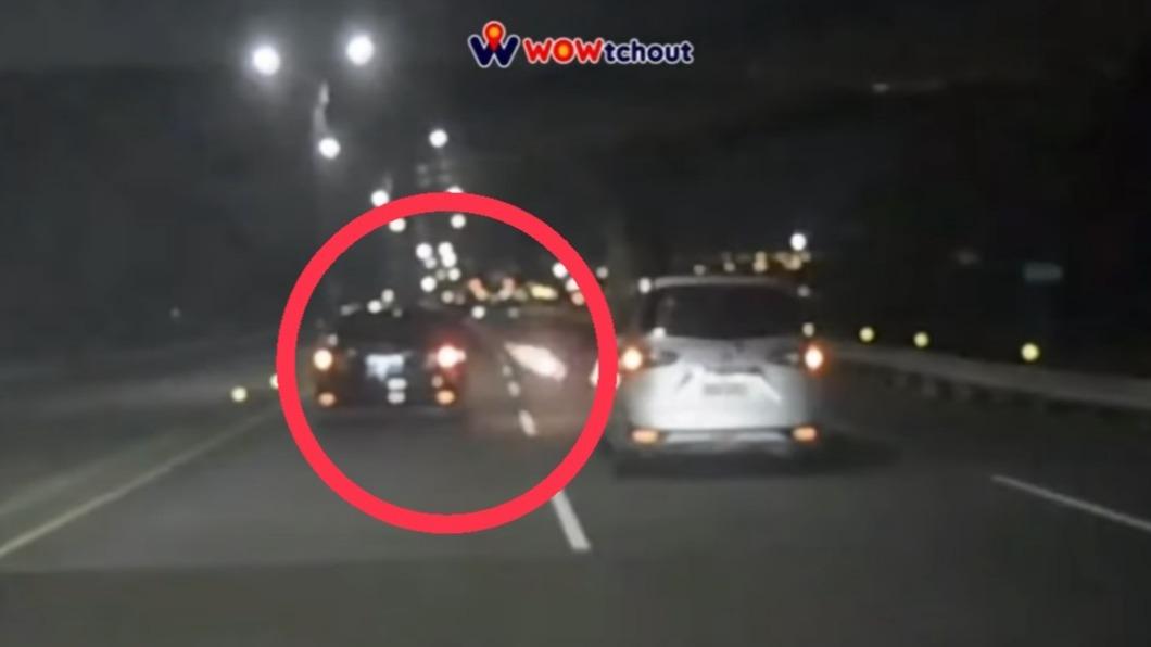 自以為哈利波特?三重邊開車邊放煙火 還「平放」互射擊