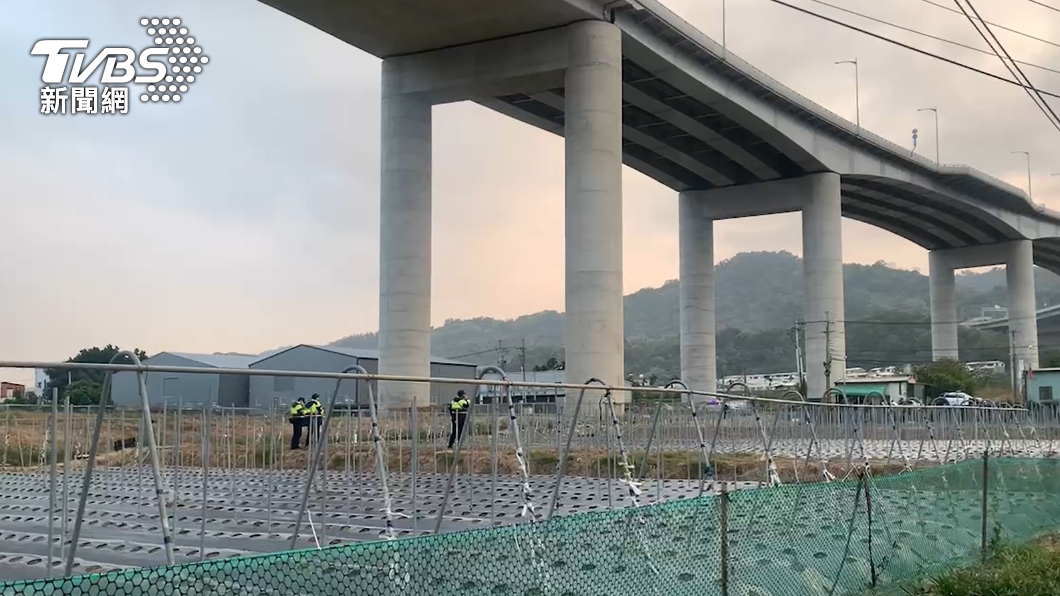 國道停車詭墜橋!3層樓高掉進田「頭部重創」 45歲男身亡