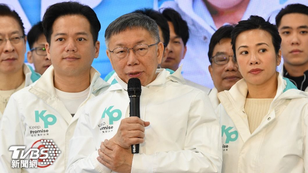 柯文哲、吳欣盈在車隊掃街前接受採訪。(圖/胡瑞麒攝)