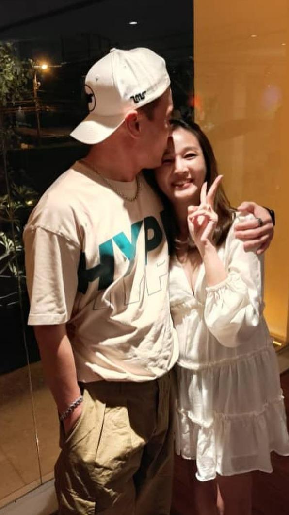 李銘忠親吻未婚妻。(圖/翻攝自李銘忠臉書)
