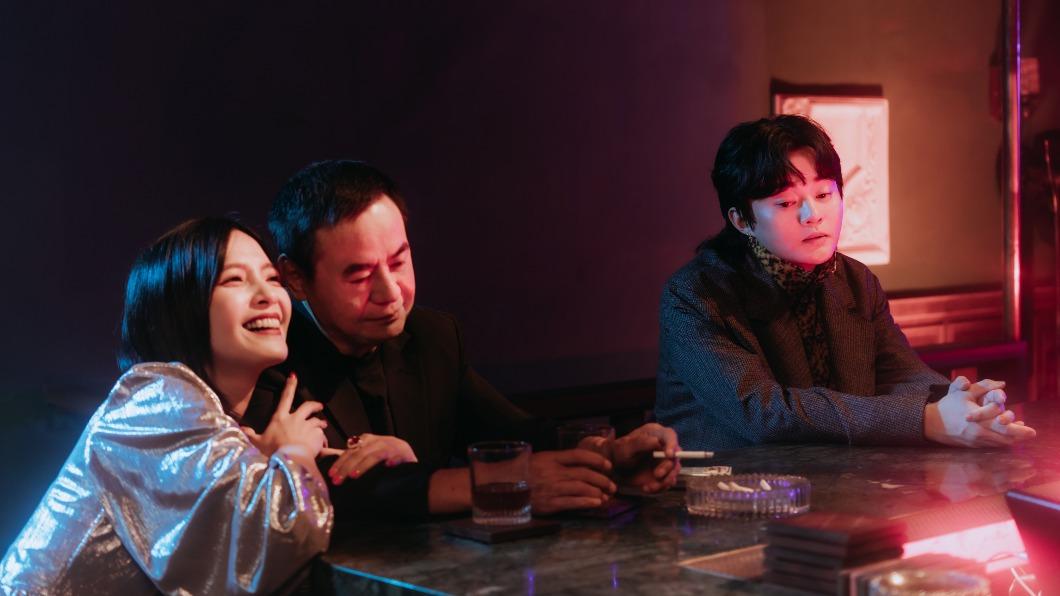 吳子霏(左起)、蔡振南詮釋許富凱新歌〈乾杯乾杯〉MV。(圖/何樂音樂提供)