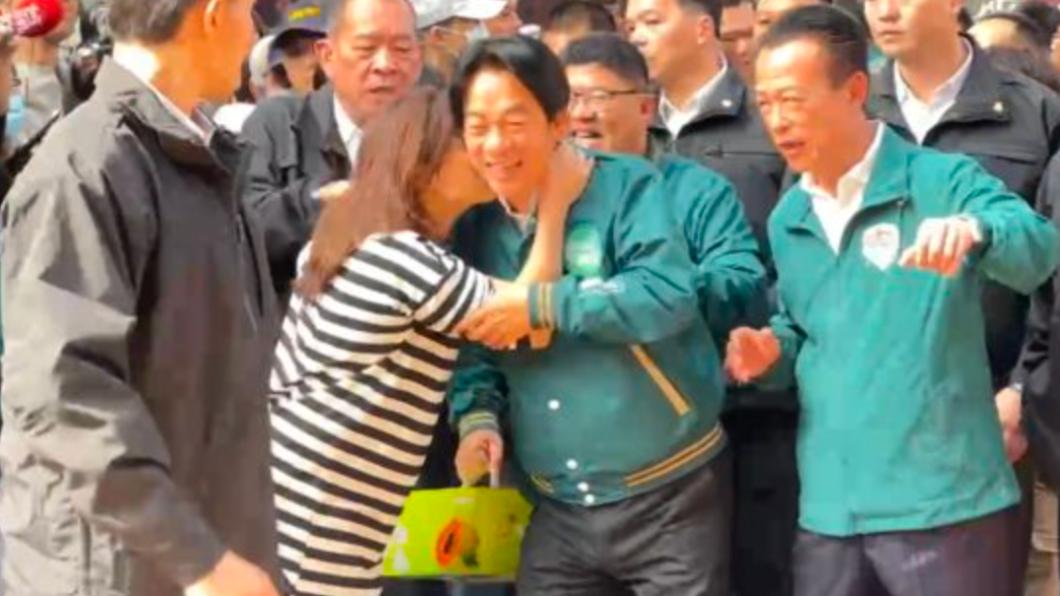 賴清德嘉義縣參香 支持者嗨自拍索吻「攬脖親臉頰」