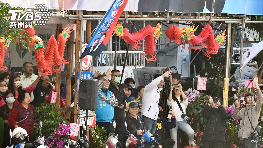 柯文哲新莊車掃「經過國民黨競總」 藍小雞率眾大喊加油