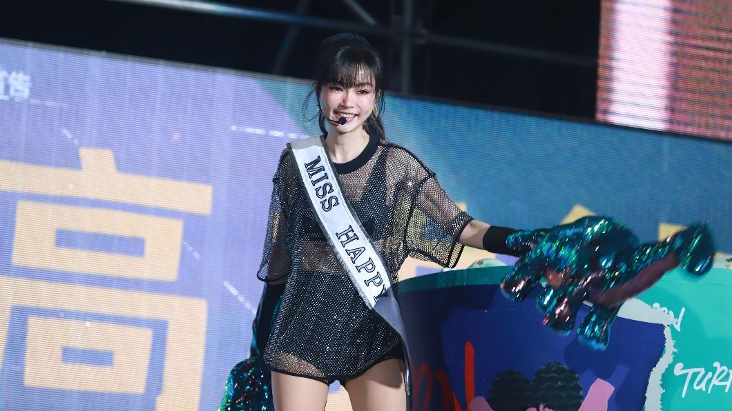 謝金燕在舞台上換五套衣服。（圖／民視提供）