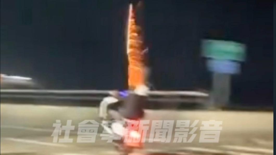 金山分局表示,除了將以公共危險罪究辦外,還會開罰危險駕駛、未戴安全帽及闖紅燈,並吊銷駕照。(圖/翻攝社會事新聞影音)