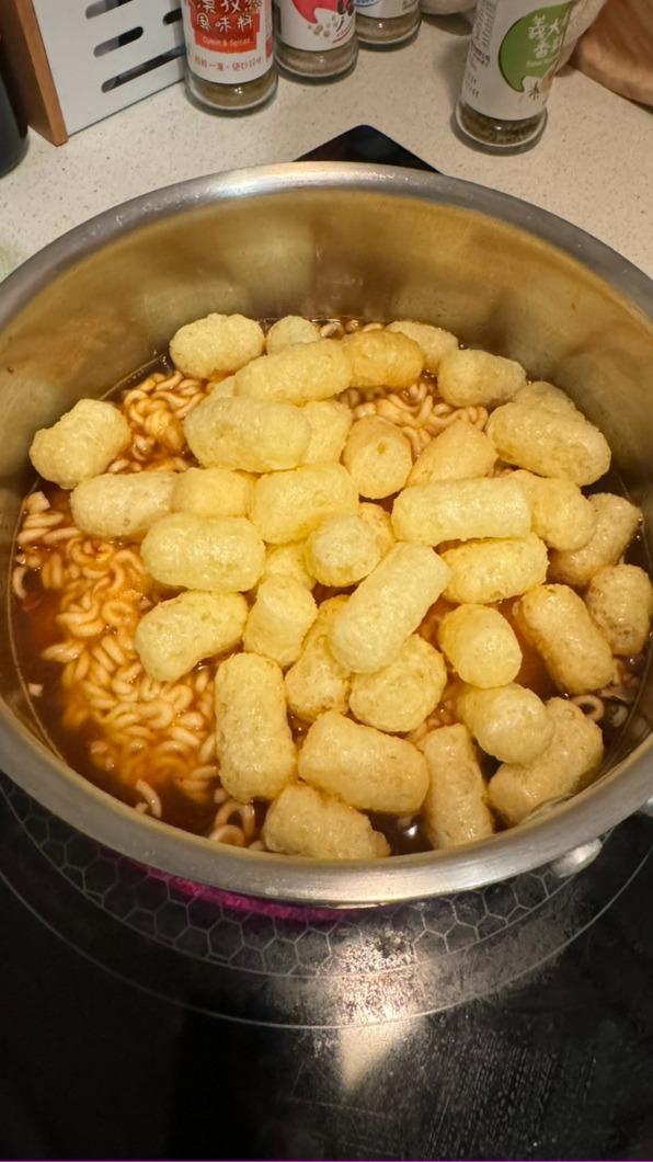 原PO將乖乖與辛拉麵一起煮,形容「很像東南亞沙嗲風味」。(圖/翻攝自7-11全家 各超商新品資訊共享臉書)