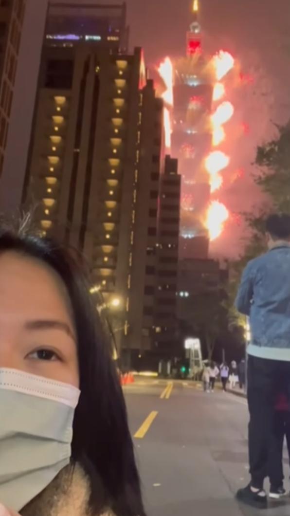 小S蹲坐在地上欣賞101煙火秀。（圖／翻攝自elephantdee IG）