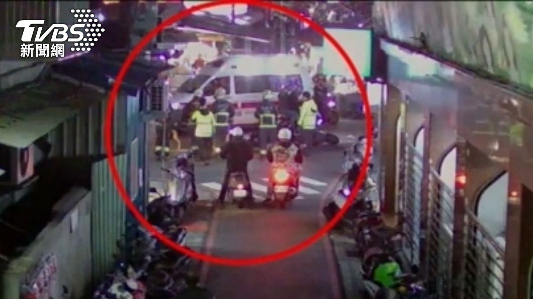 消防員正出勤!機車騎士急煞停 遭後方機車撞骨折