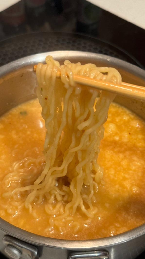 內行透露,用奶油椰子口味乖乖煮拉麵相當於加糖加椰奶的概念。(圖/翻攝自7-11全家 各超商新品資訊共享臉書)