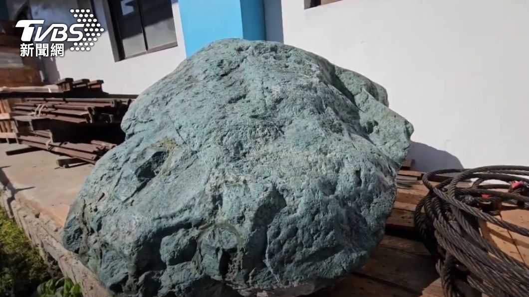 花蓮車站屋頂裂縫嚴重漏水 吊掛2噸重蛇紋巨石遭拆除