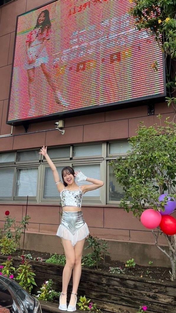 白冰冰女團隊長張家瑜考上台師大表演藝術學士學程,華岡藝校貼出祝賀。(圖/陳孝志提供)