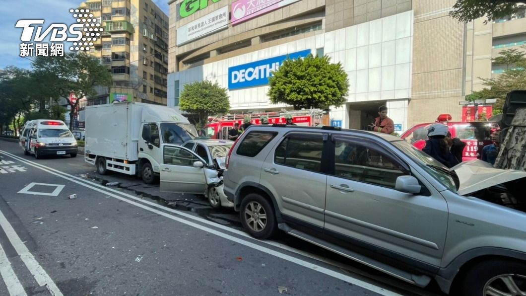 邊開車邊吃便當!筷子掉落伸手撿 小貨車追撞4車釀4傷