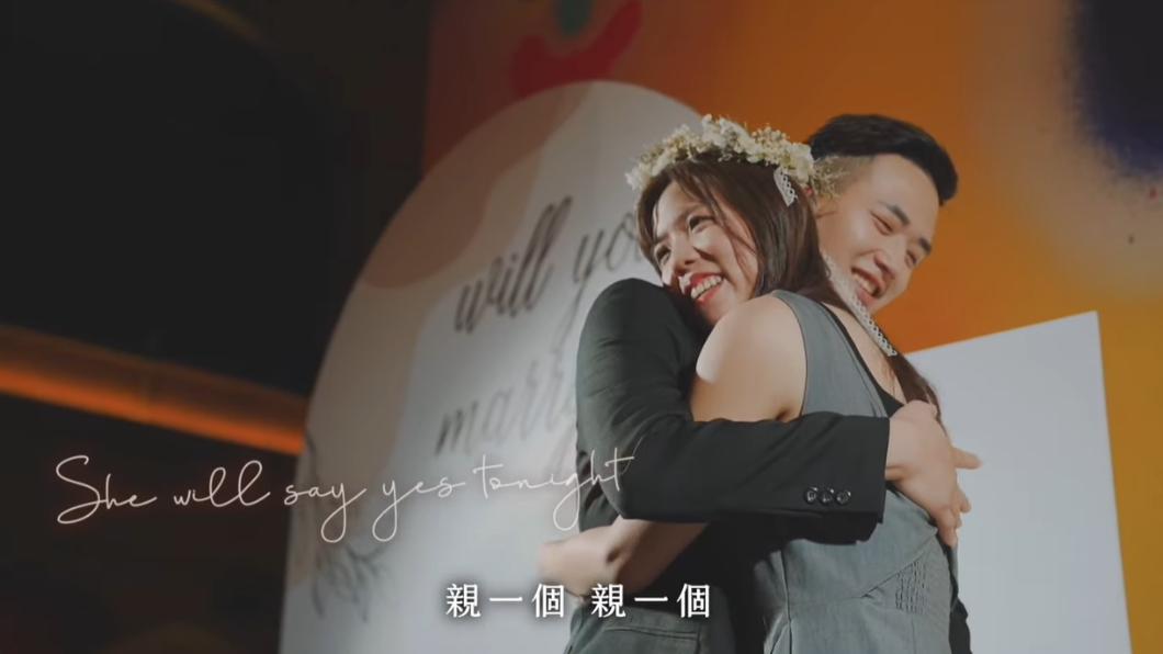 男友Ken找來女友的頻道團隊和經紀人,聯手打造宛若「音樂會的求婚」。(圖/翻攝自欸你這週要幹嘛YT頻道)