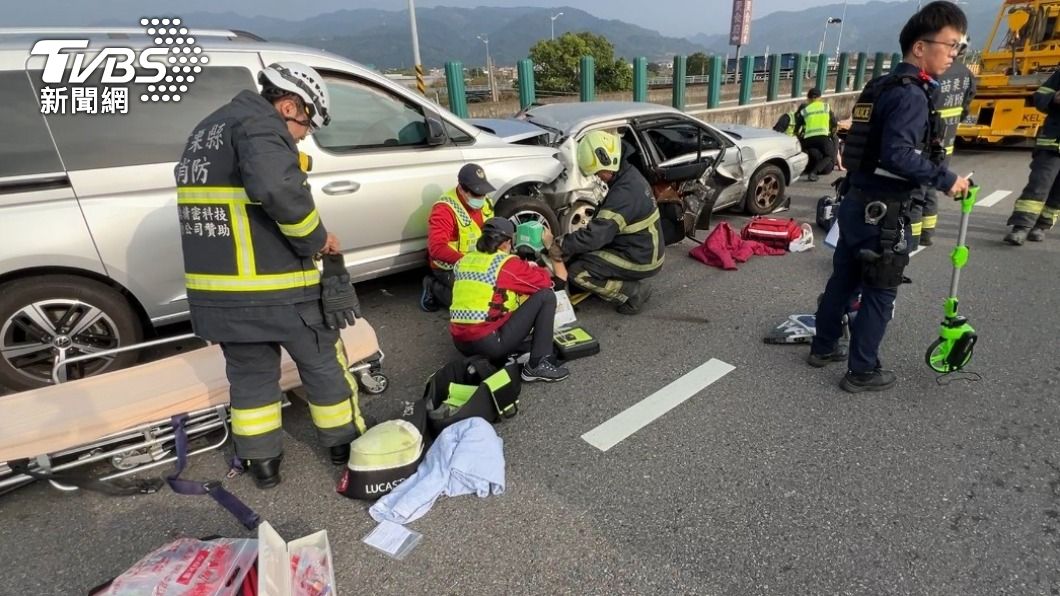 快訊/苗栗採草莓遇劫!廂型車追尾2小客車 1人沒呼吸心跳
