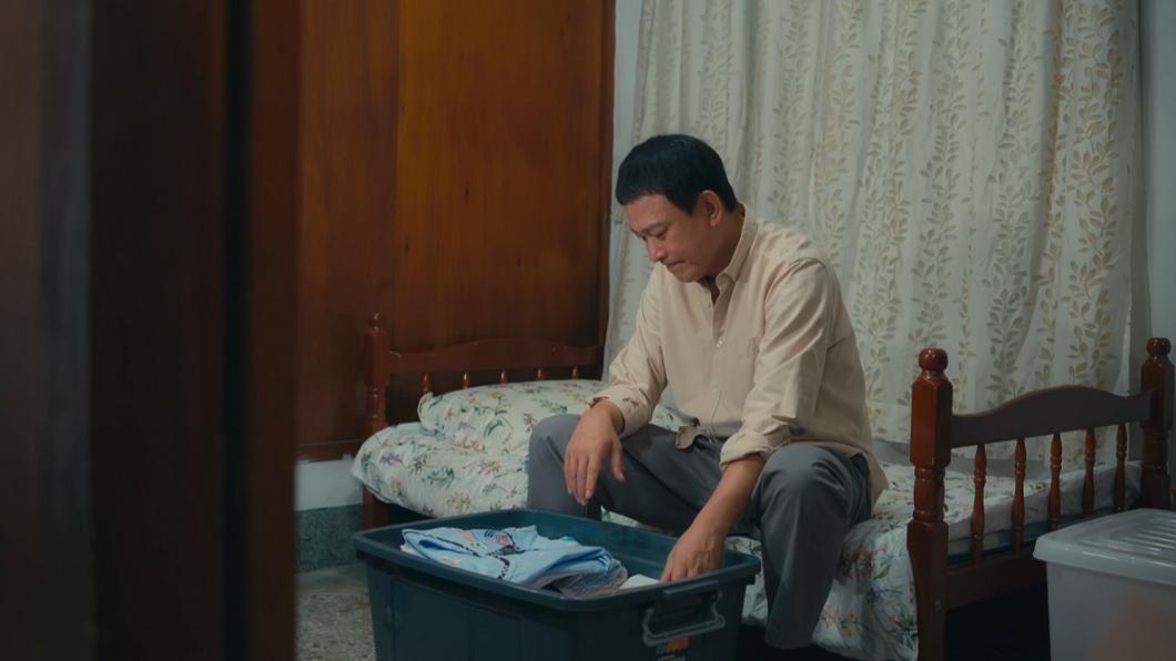 王識賢不捨地整理兄妹倆以前的東西。(圖/華視提供)