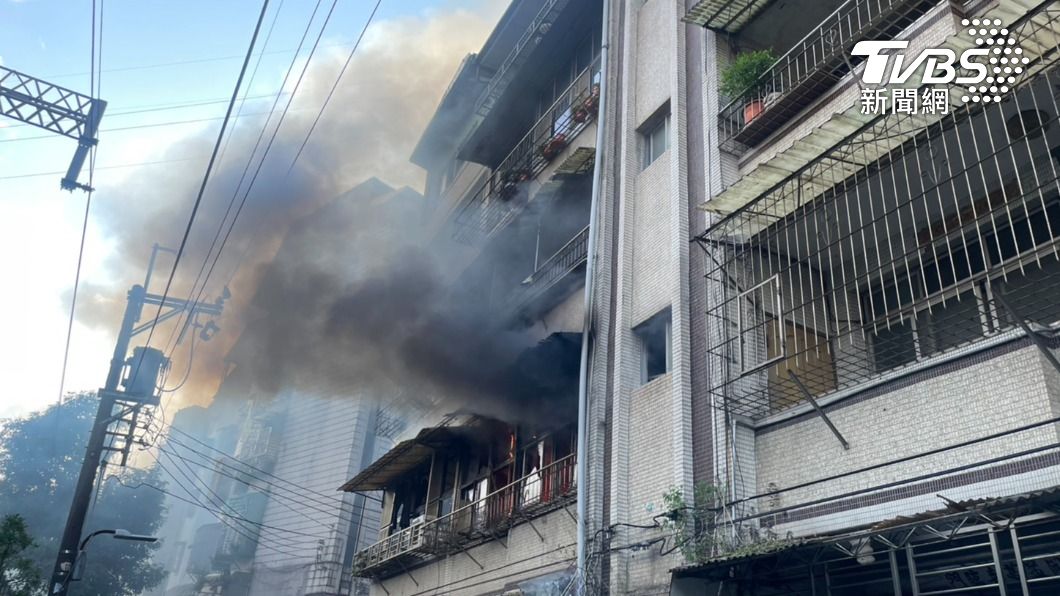 基隆七堵住宅2樓火警 60多歲男倒臥廚房命危送醫