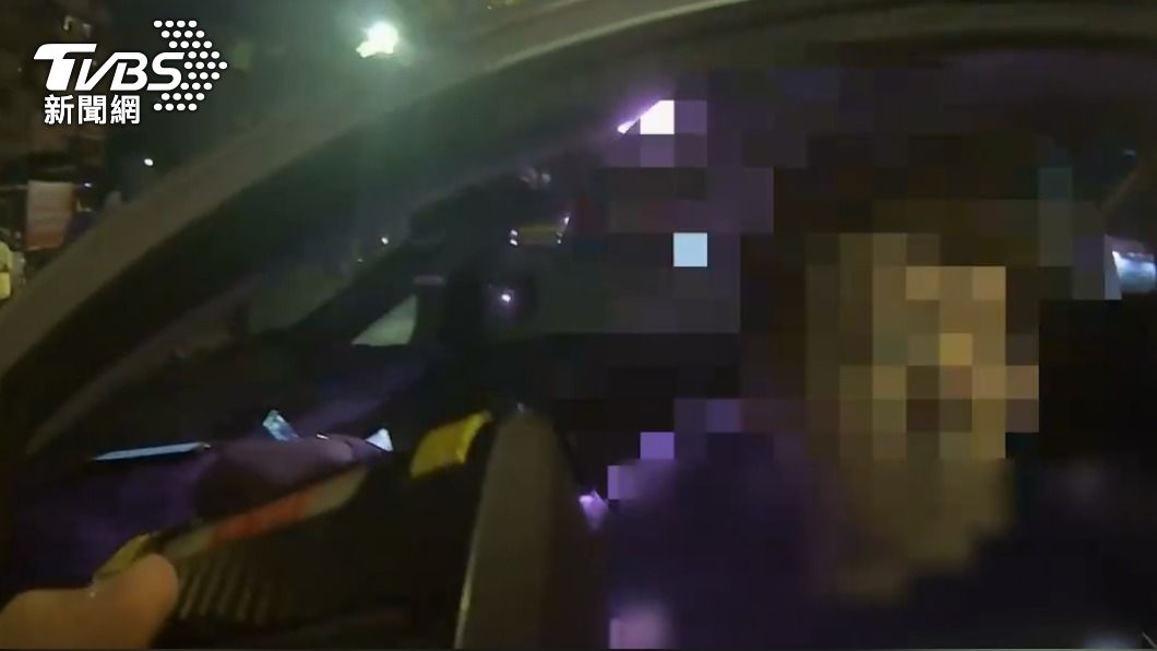 徐姓男子開車違規,遭警盤查被查出是竊盜通緝犯。(圖/TVBS)
