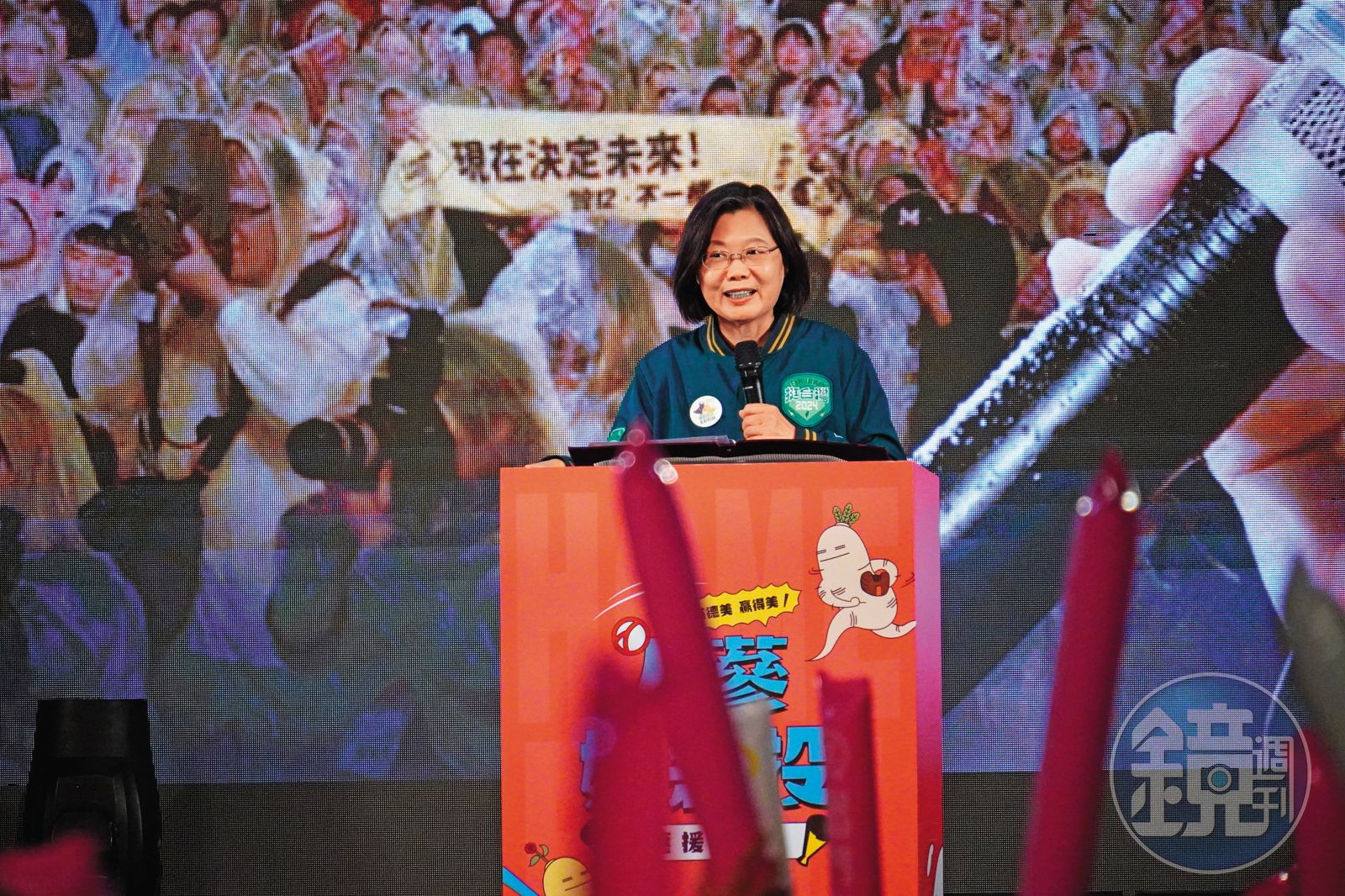 蔡英文在社群之夜呼籲粉絲讓她「放心畢業」。(圖/鏡週刊)