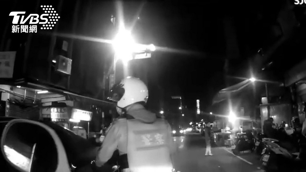 有龜車！駕駛滑手機遭攔查　警意外逮毒