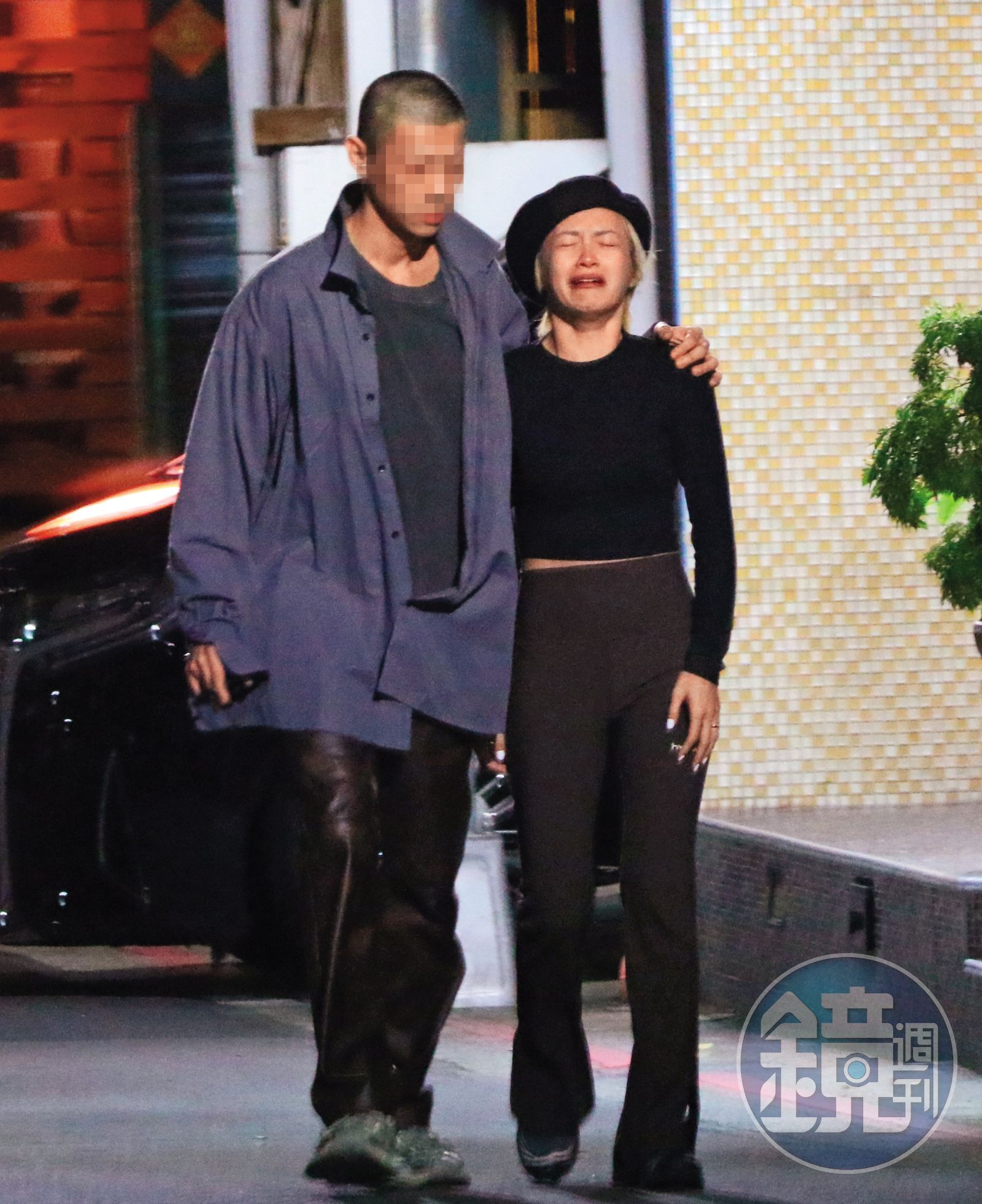 01:32,或許因為情緒很滿很滿,左手戴著求婚戒的Elsie,走著走著就哭了。(圖/鏡週刊)
