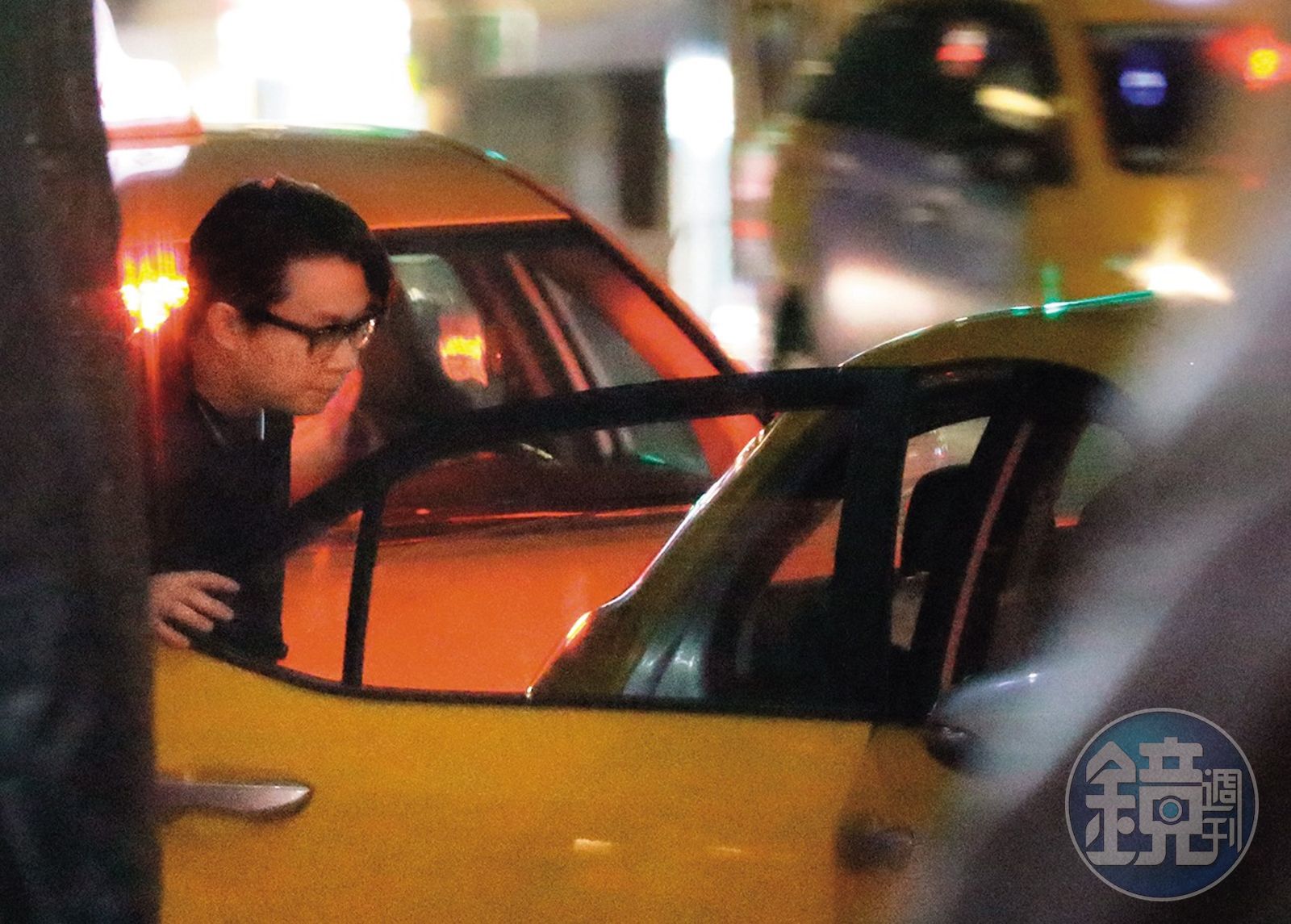 12/27 02:30 與友人唱完歌出來，柯汶利送朋友上計程車，道完再見就準備關車門。（圖／鏡週刊）