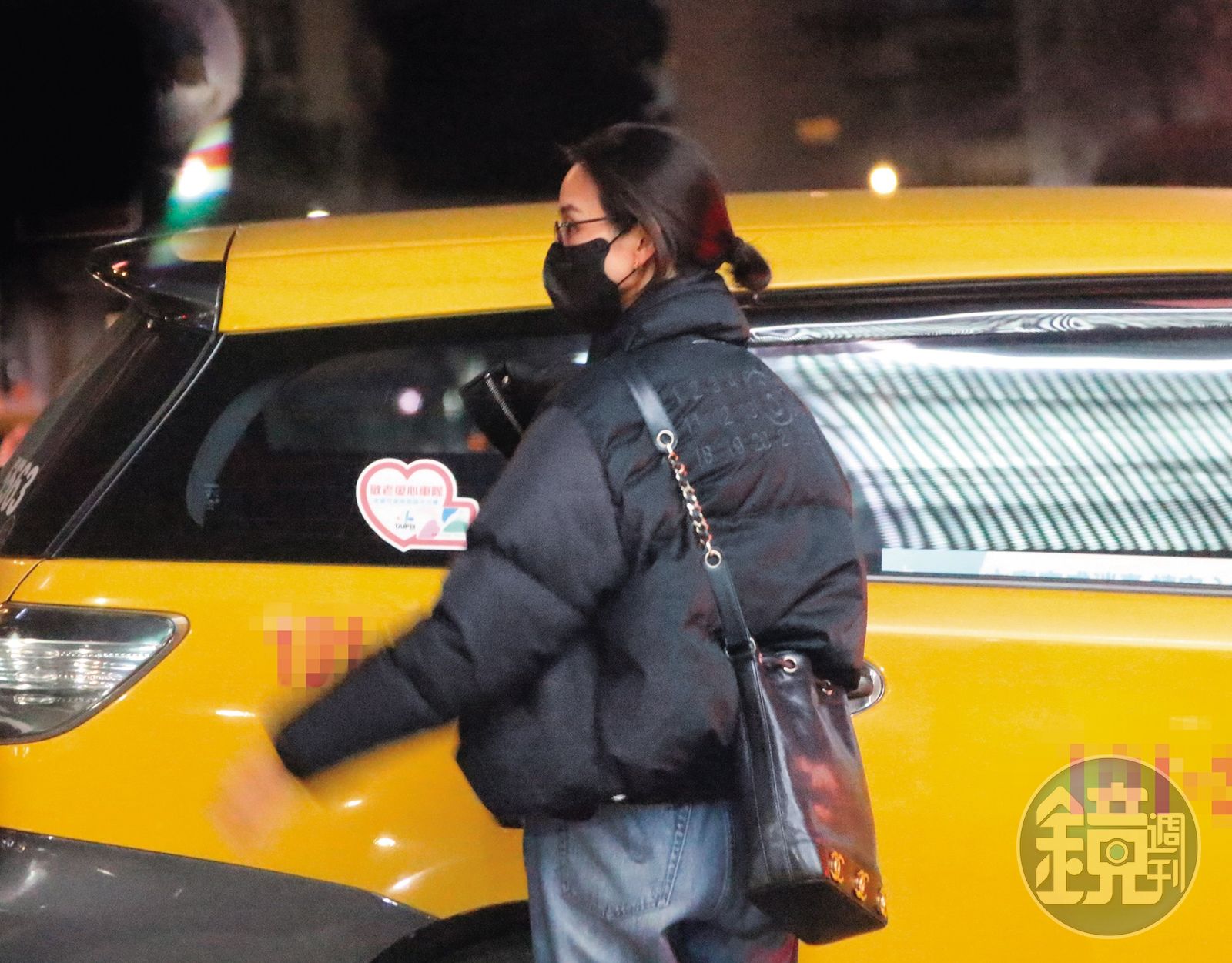 12/27 02：32 東西交接完畢，張鈞甯連對方車窗都還沒搖上，就快步走去搭另一輛小黃。（圖／鏡週刊）
