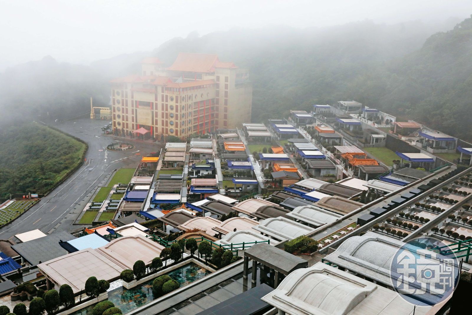 展雲位於新北金山的墓園及靈骨塔，每個月營運經費超過3千萬元。（圖／鏡週刊）