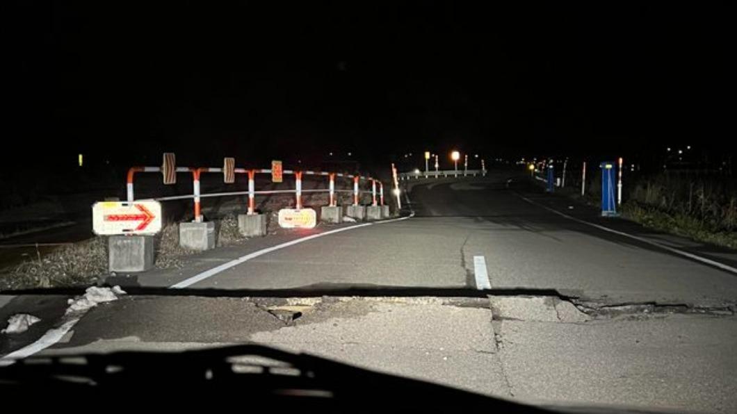 網友分享,道路崩塌、橋梁斷裂畫面。(圖/翻攝自PTT)