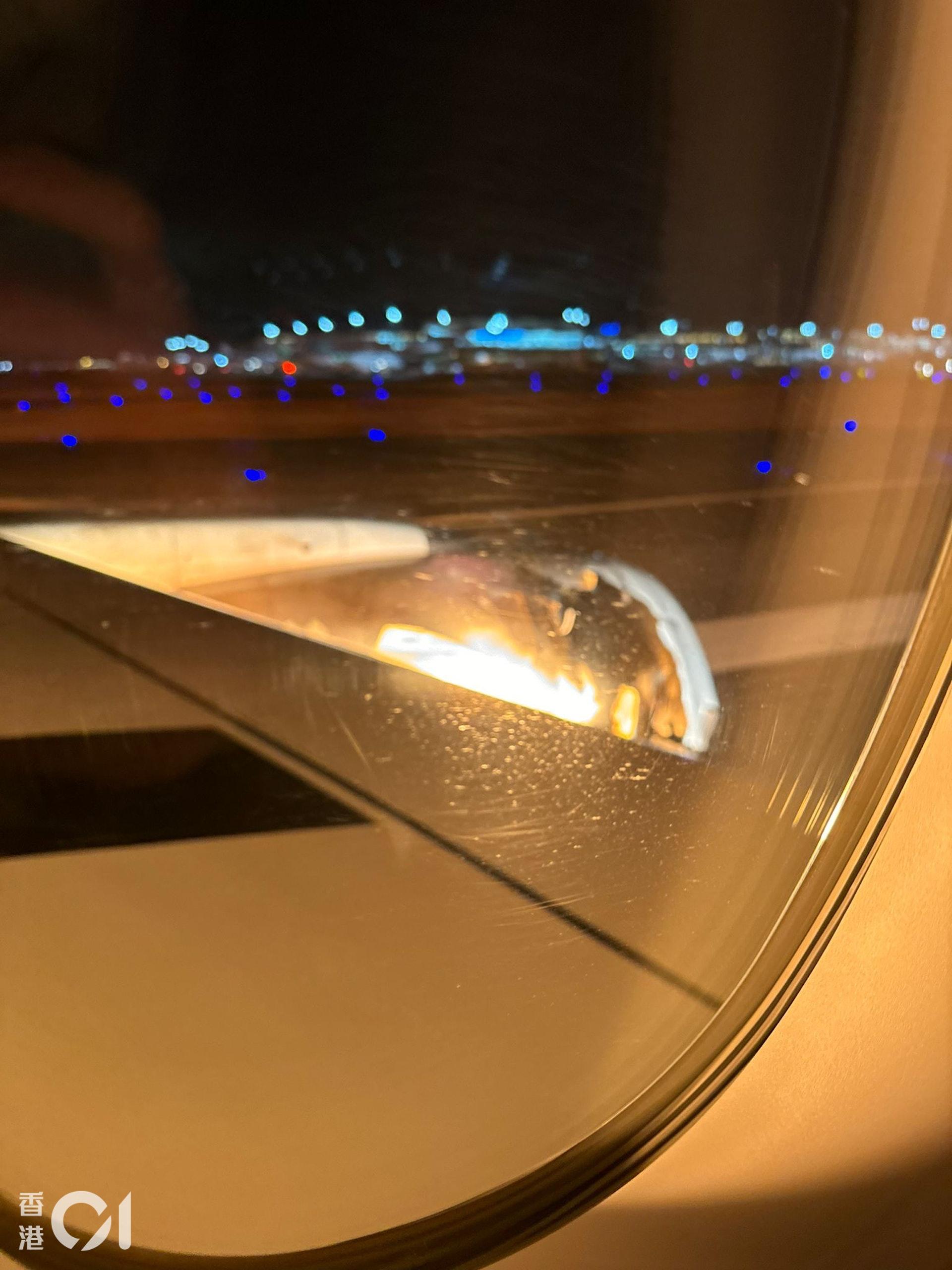 飛機引擎冒出火光。(圖/香港01)