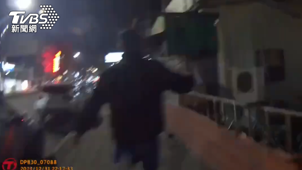 跨年夜買宵夜意外被警盯上　通緝犯跑不到1分鐘被壓制