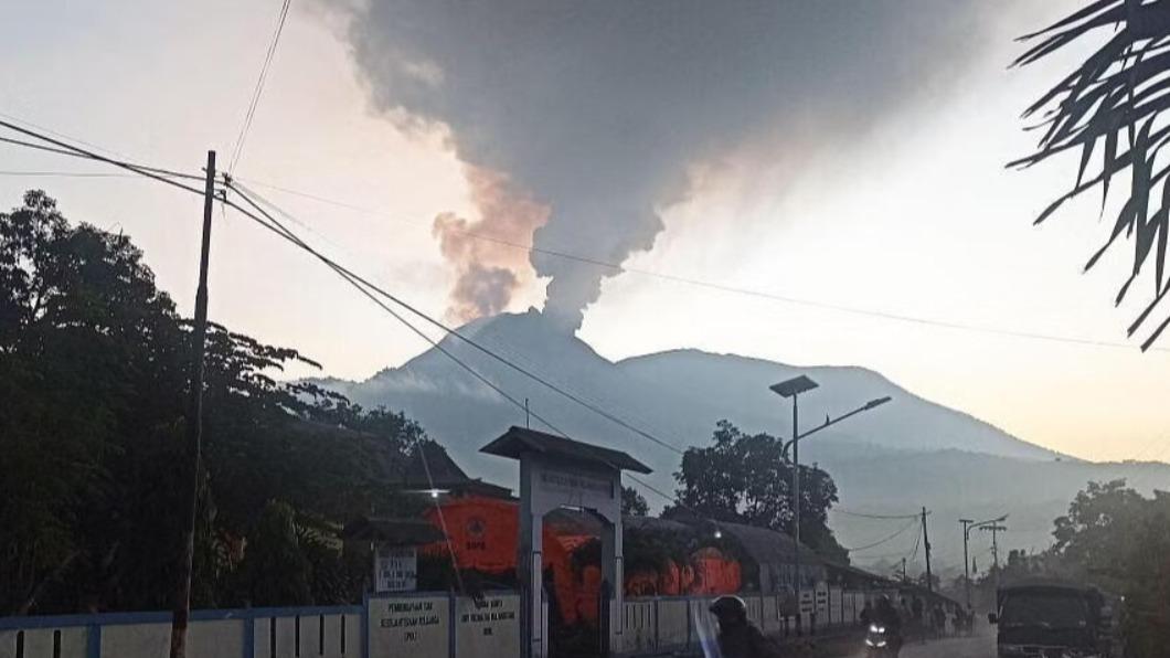 印尼火山噴發!火山灰柱直竄1500公尺 急撤逾2千人