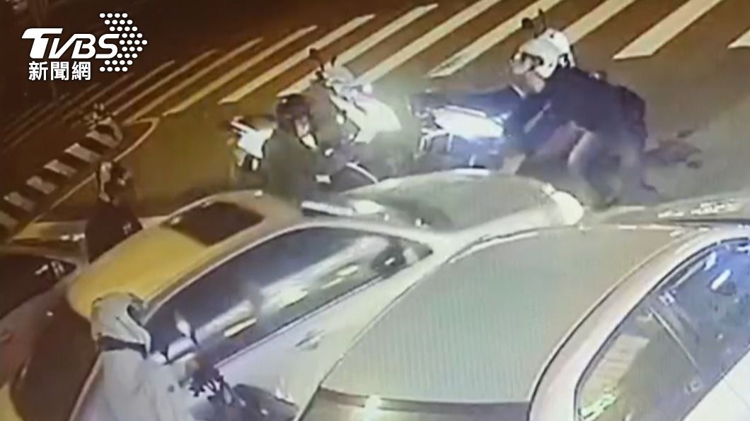 拒絕攔查還撞警車!警開5槍強拉通緝男下車 查獲海洛因毒品