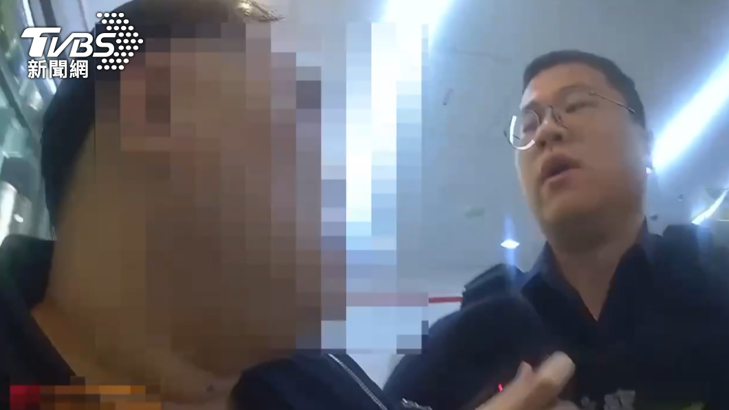員警對男子進行酒測,明顯超標。(圖/TVBS)