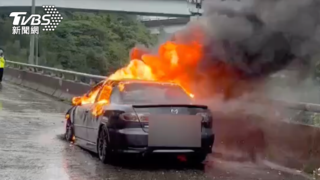 快訊/台62線基隆大華段火燒車!轎車全燒毀 駕駛離奇失蹤