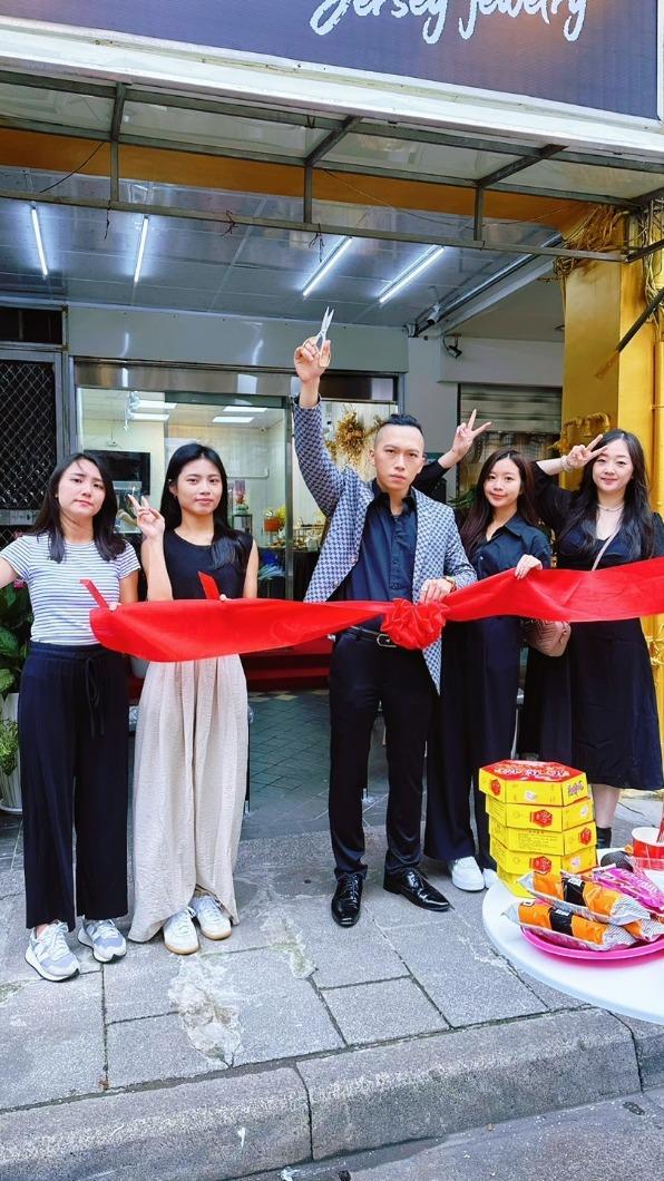 周靄宏開珠寶實體店面。（圖／周靄宏本人提供）