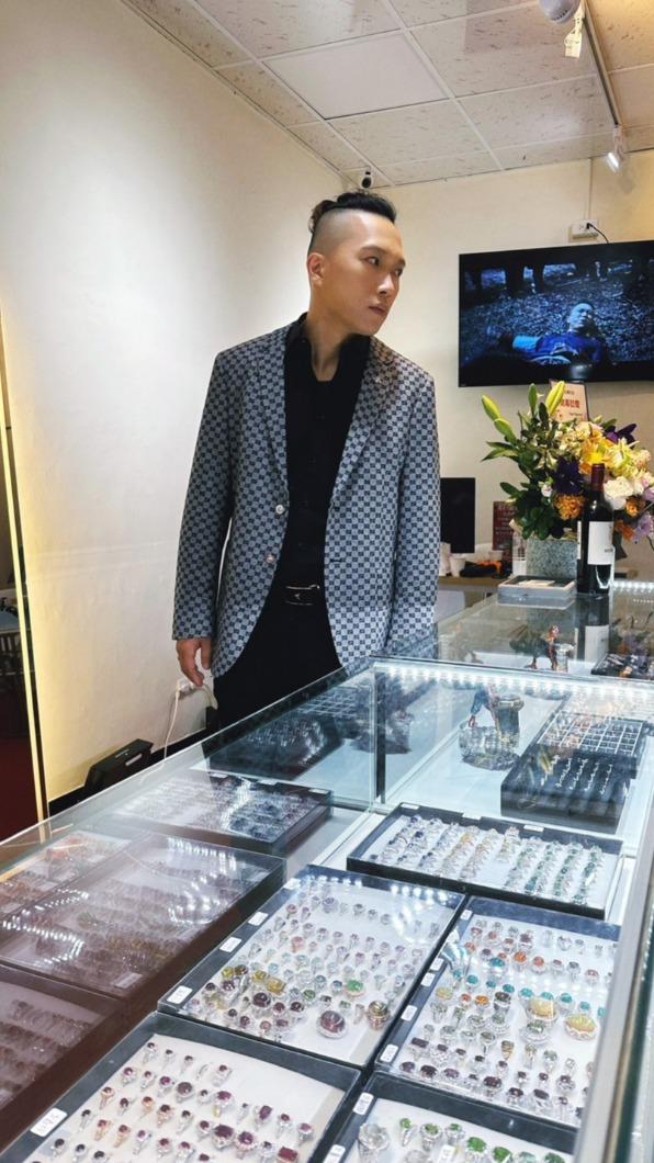 周靄宏被黑道砸店。（圖／周靄宏本人提供）